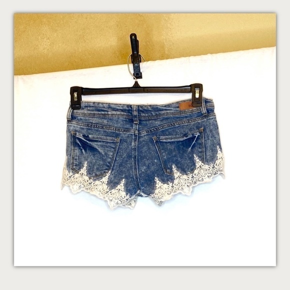 ALMOST FAMOUS CROCHET SHORTS Distressed - Picture 6 of 6